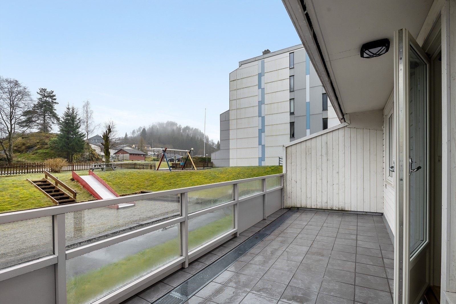 Den sørvendte terrassen er på 15 kvm og har litt takoverbygg Galleribilde