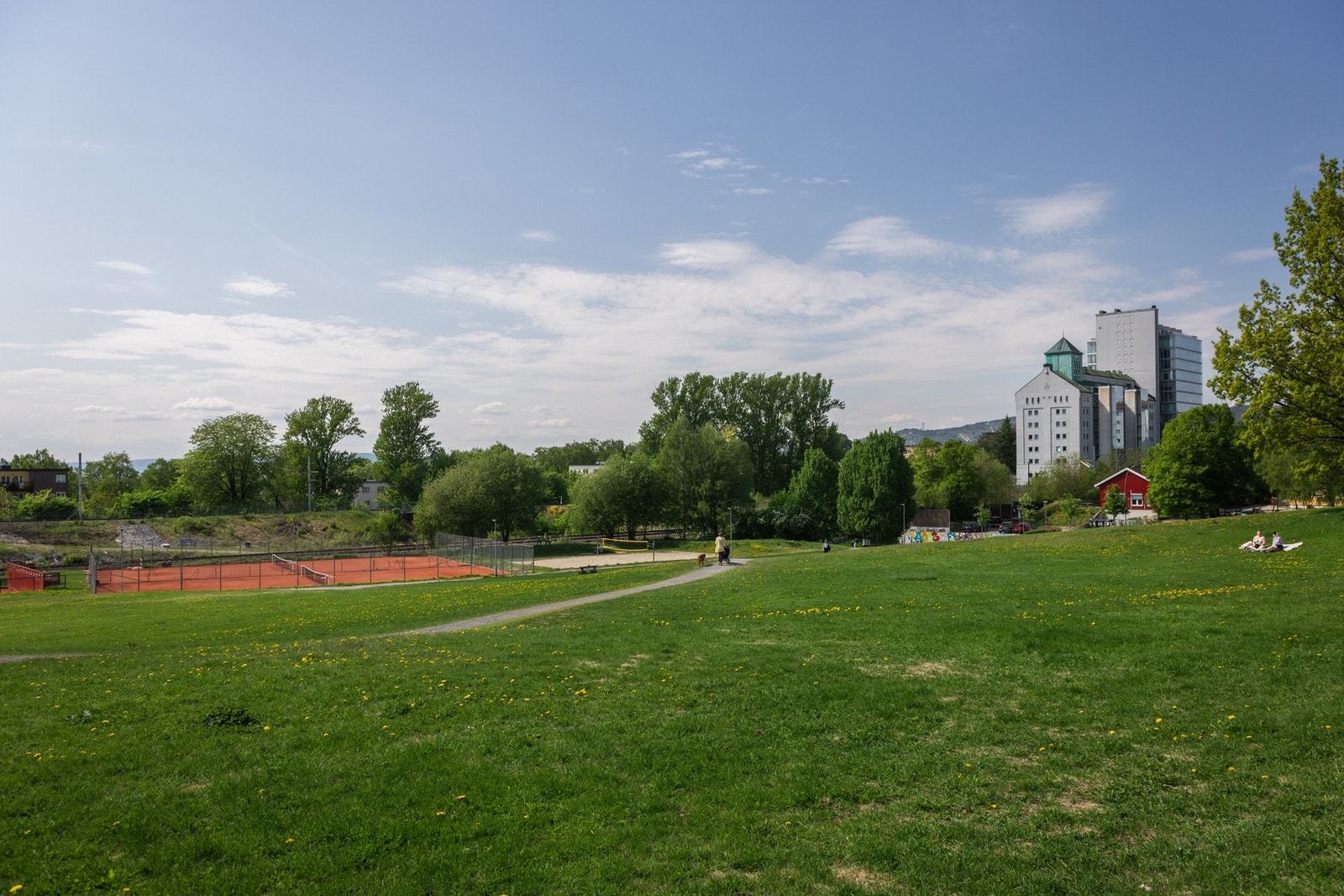 Sinsenparken ligger en kort spasertur fra boligen. Her er det store grøntarealer samt en tennisbane. Galleribilde