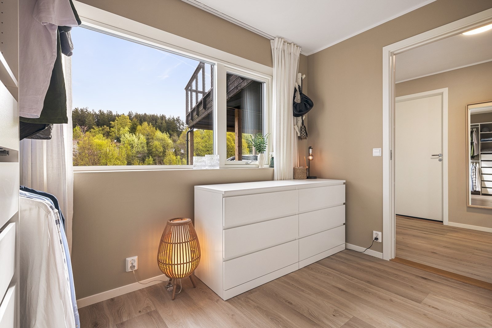 Det ene soverommet brukes i dag som et svært praktisk walk-in Galleribilde