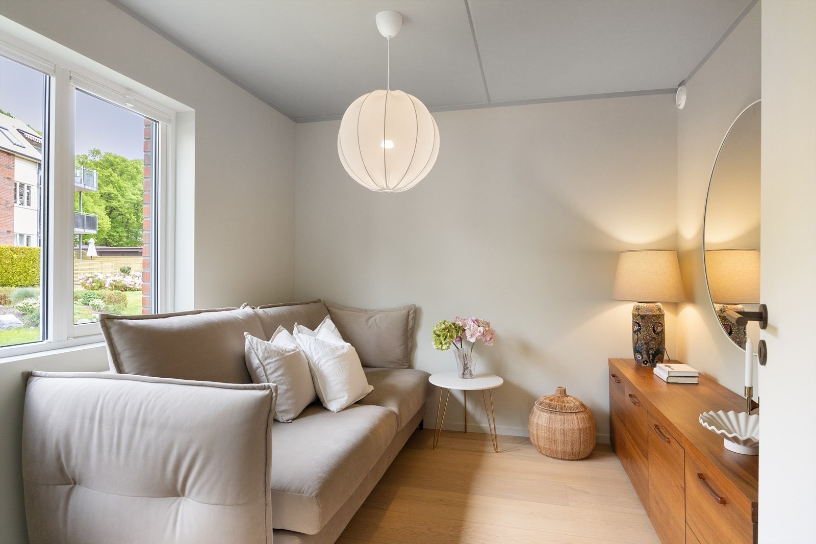 Dette soverommet har en romslig utforming med plass til både seng, sovesofa og øvrige møbler - fleksibelt og funksjonelt. Galleribilde