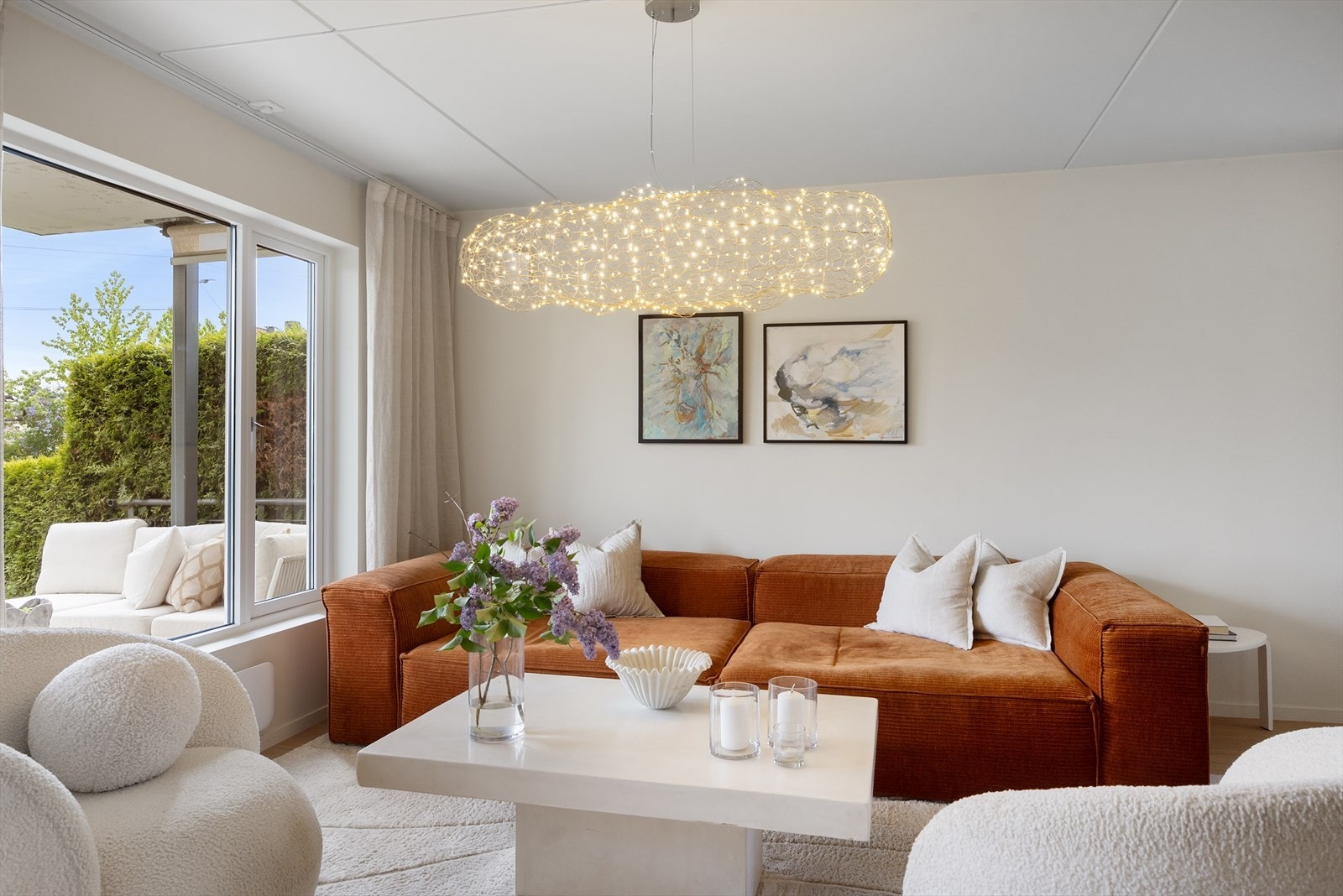 Den åpne planløsningen gir fleksible møbleringsmuligheter, med god plass til både sofagruppe, TV-møbler og spisebord med tilhørende stoler. Galleribilde