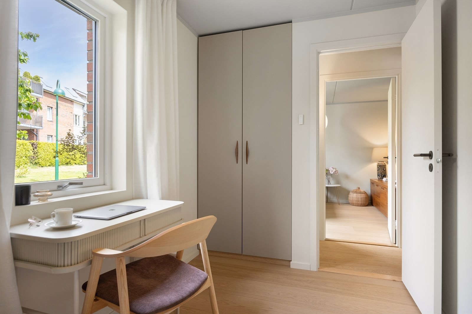 Det er gode oppbevaringsmuligheter i et romslig garderobeskap, som bidrar til en praktisk og ryddig hverdag. Galleribilde