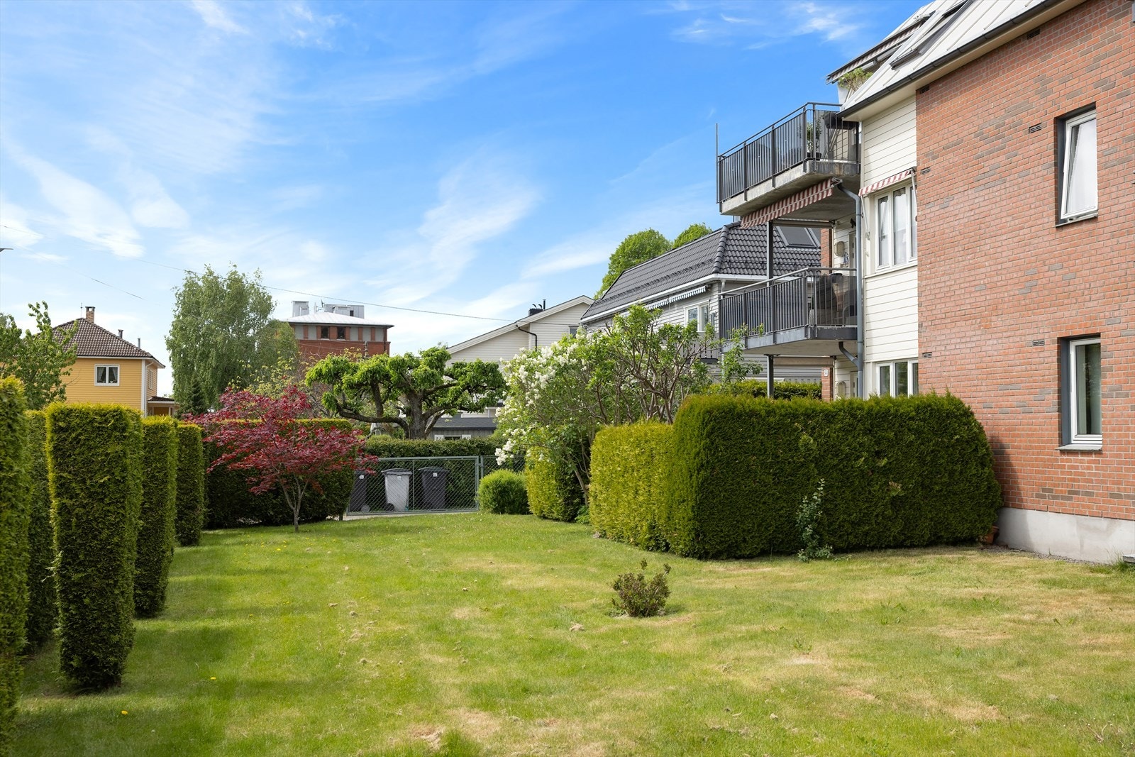 Sameiet har en stor, parkmessig opparbeidet hage med grønne plener, beplantning og hyggelige fellesområder - et flott sted for både lek og avslapning. Galleribilde