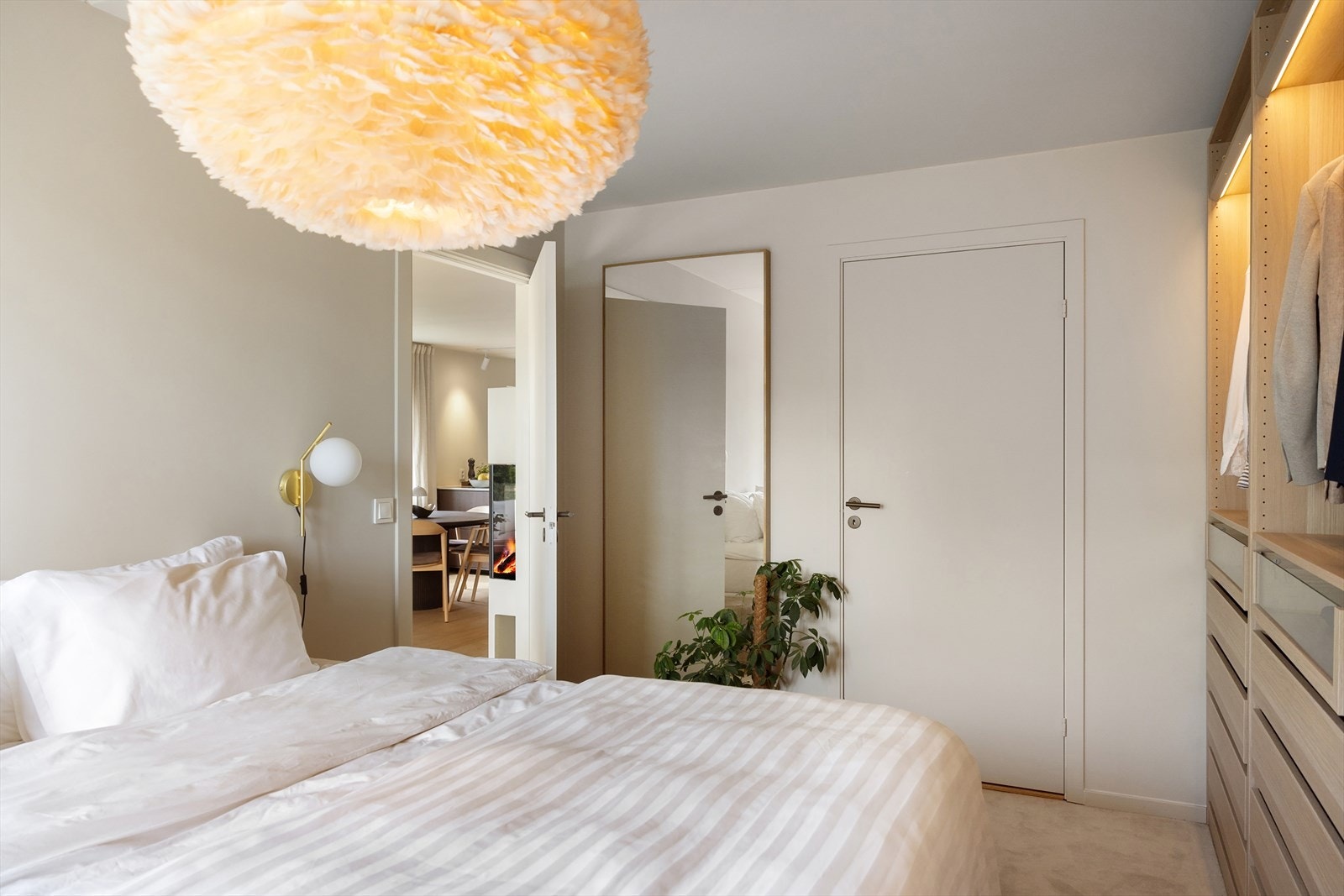 Soverommet har et pent og moderne teppegulv i lys beige, som gir en lun og komfortabel følelse. Galleribilde