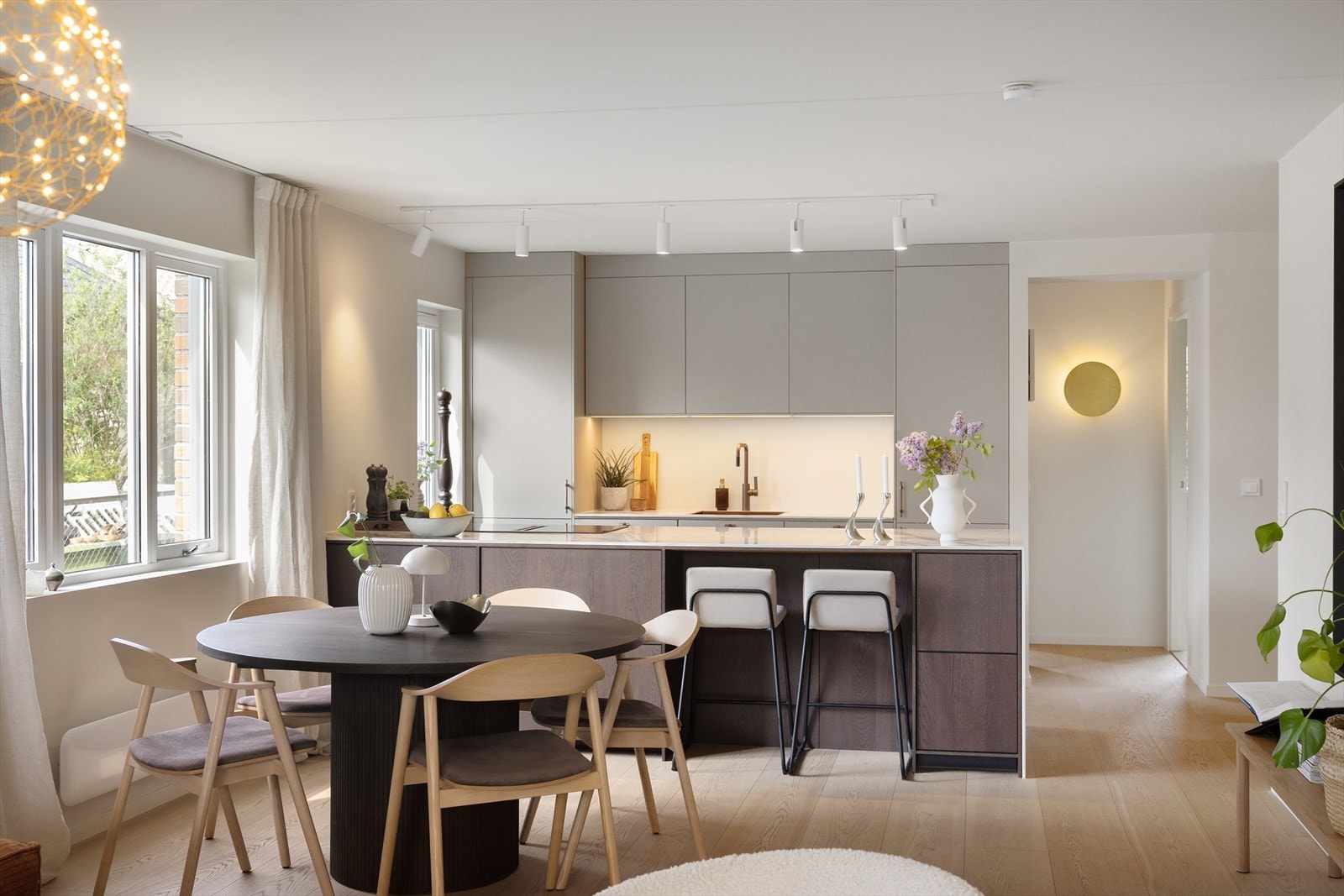 Kjøkkenet har en åpen løsning mot stuen, som bidrar til en sosial og luftig romfølelse - perfekt for både hverdagsliv og hyggelige sammenkomster. Galleribilde
