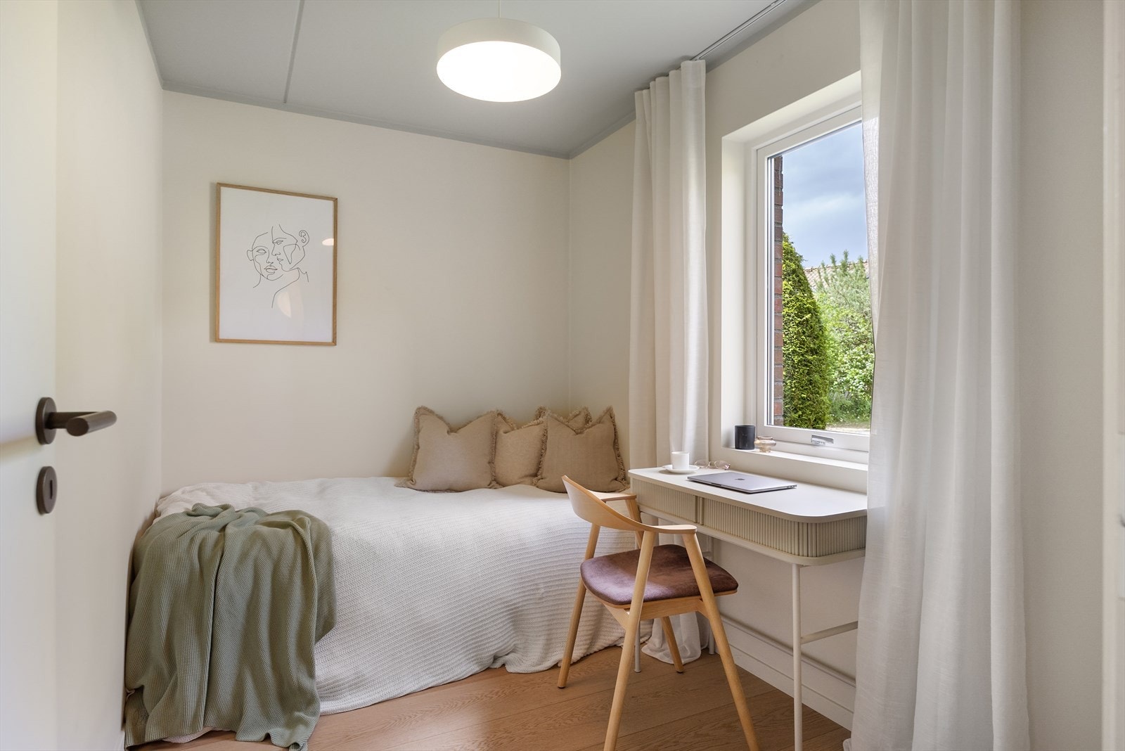 Soverom 3 er et allsidig rom som enkelt kan tilpasses dine behov - enten som barnerom, gjesterom eller hjemmekontor. Galleribilde