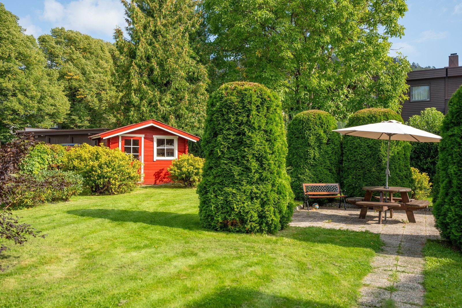 Området har flere sittegrupper og benker, perfekt for å nyte solfylte dager eller en hyggelig prat med naboene. Galleribilde
