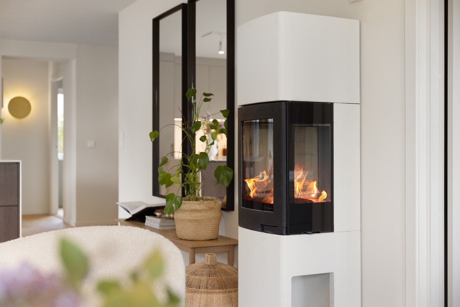 I stuen finner du også en stemningsfull peis fra 2024, som gir både varme og hygge på kjølige dager. Galleribilde