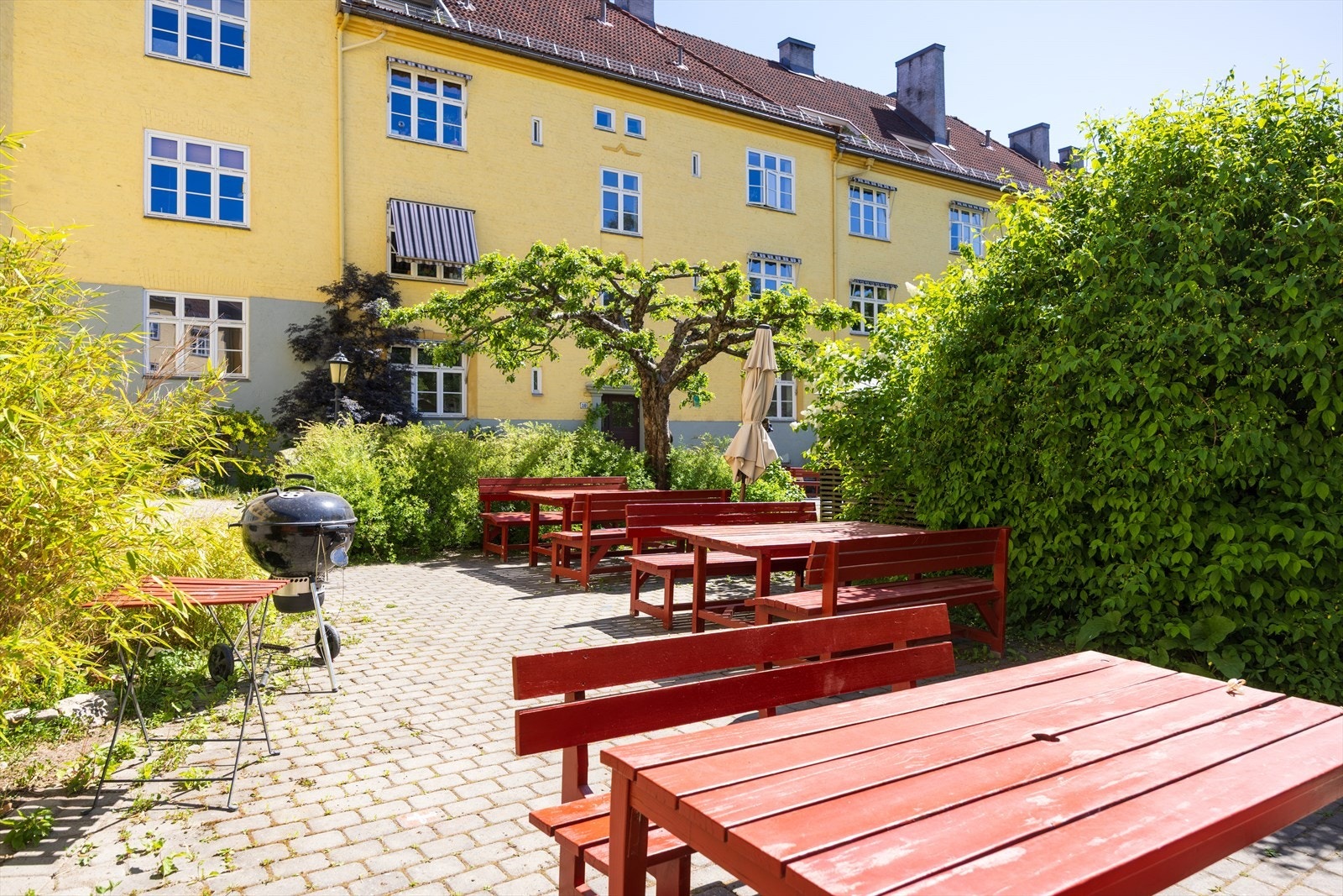 Som blant annet her med felles grill og sitteplass for beboerne i borettslaget. Galleribilde