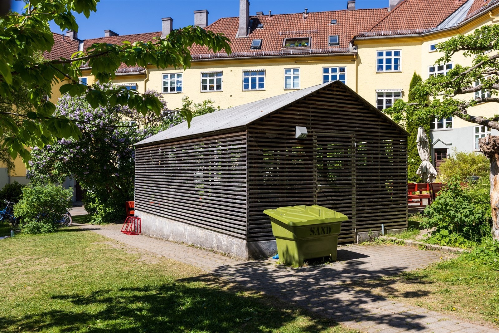 Felles lukket vognskur for barnefamiliene. Galleribilde