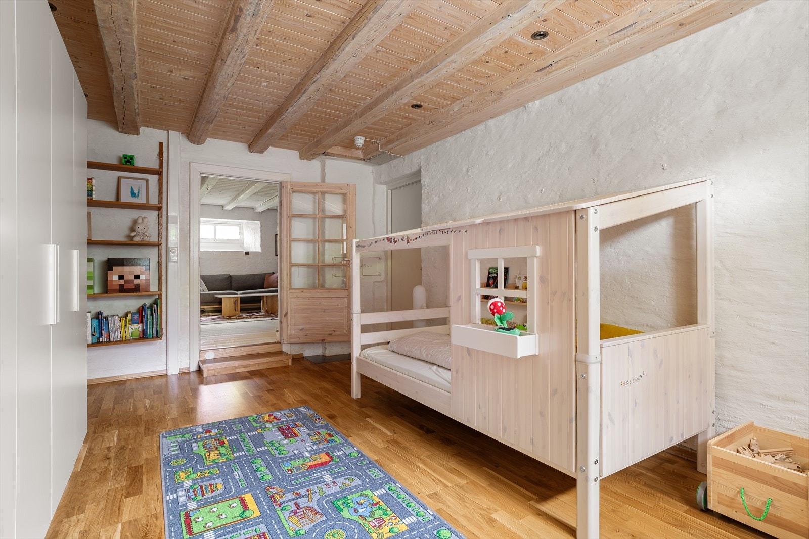 Her har du meget god plass for både seng, garderobeskap og lekeplass. Her også har du ekstra rømningsvei ut mot felleskjeller. Galleribilde