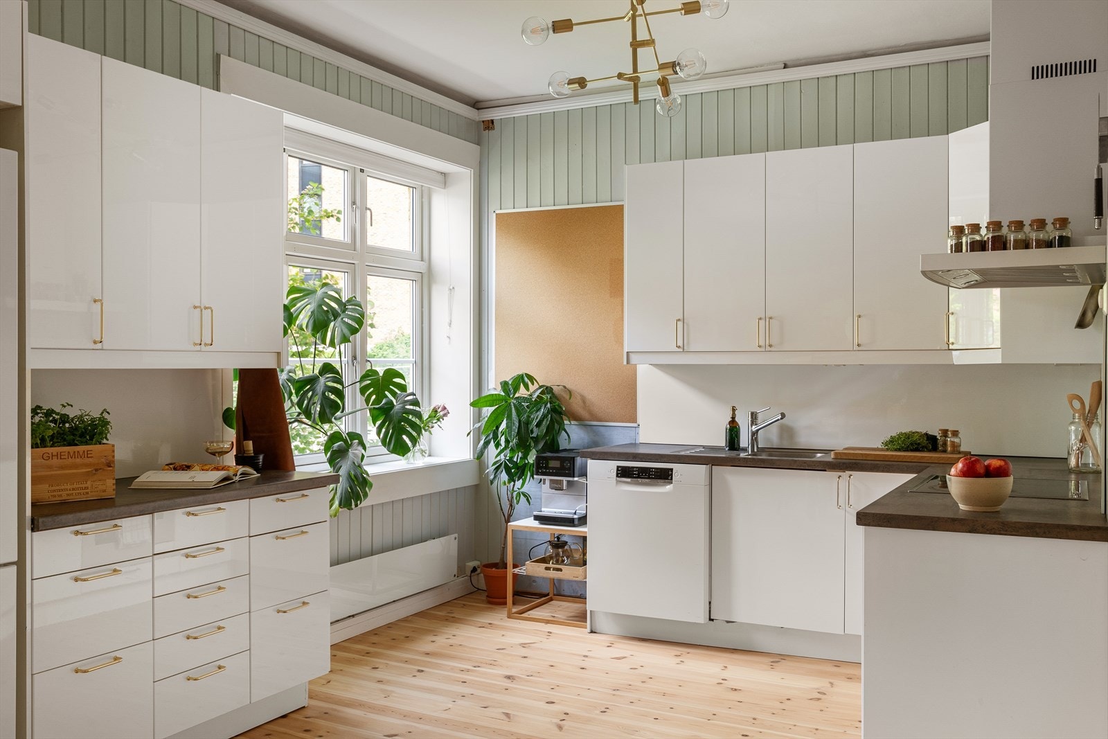 Åpen kjøkkenløsning med hvite glatte fronter fra ca 2005. Galleribilde