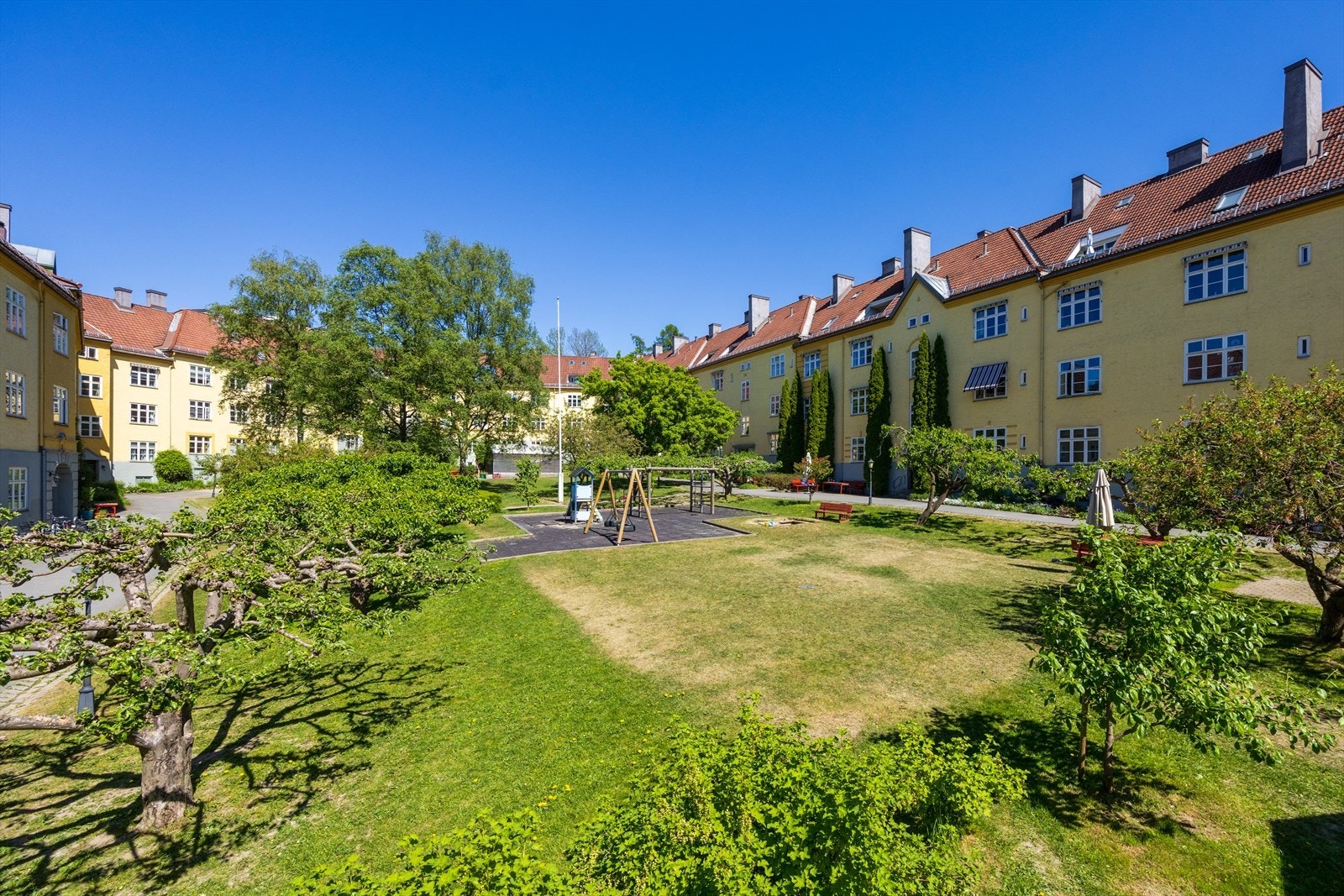 I bakgården finner du en særdeles pent opparbeidet bakgård. Perfekt for både store og små. Galleribilde