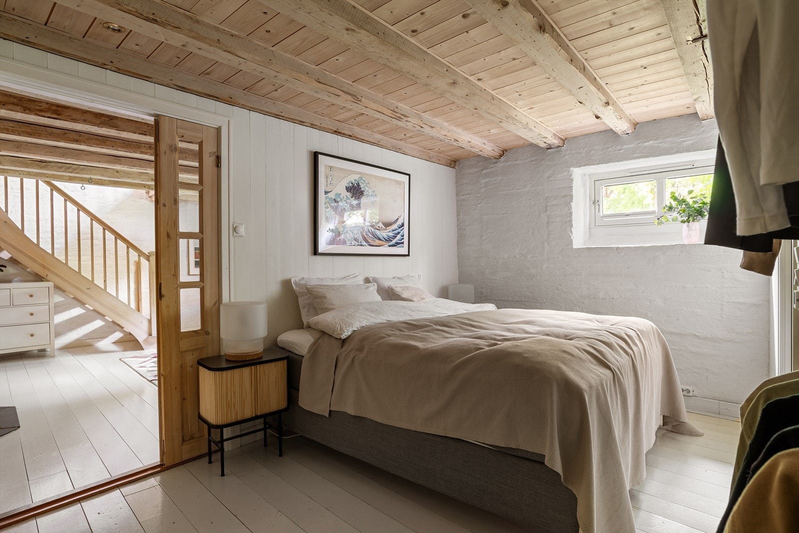 Her har du god plass til dobbeltseng, samt tilgang til ditt helt eget en-suite bad. Galleribilde