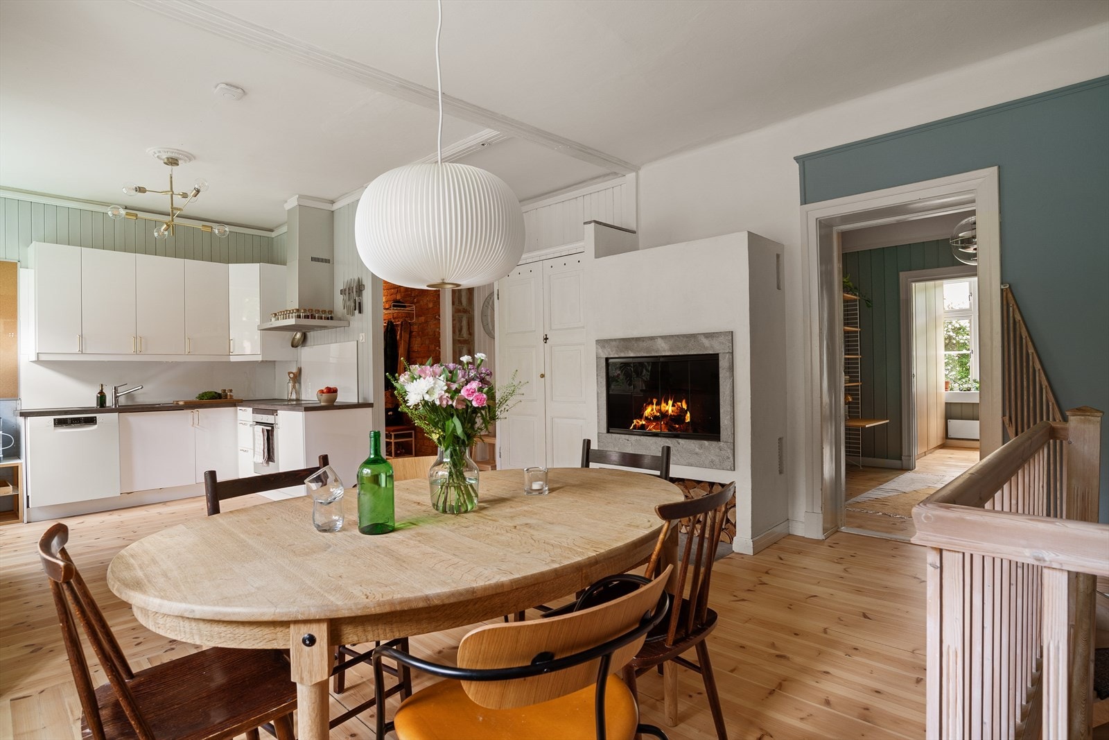 Videre i 1. etasje har selger innredet til tv-stue og et hjemmekontor/ soverom. Galleribilde