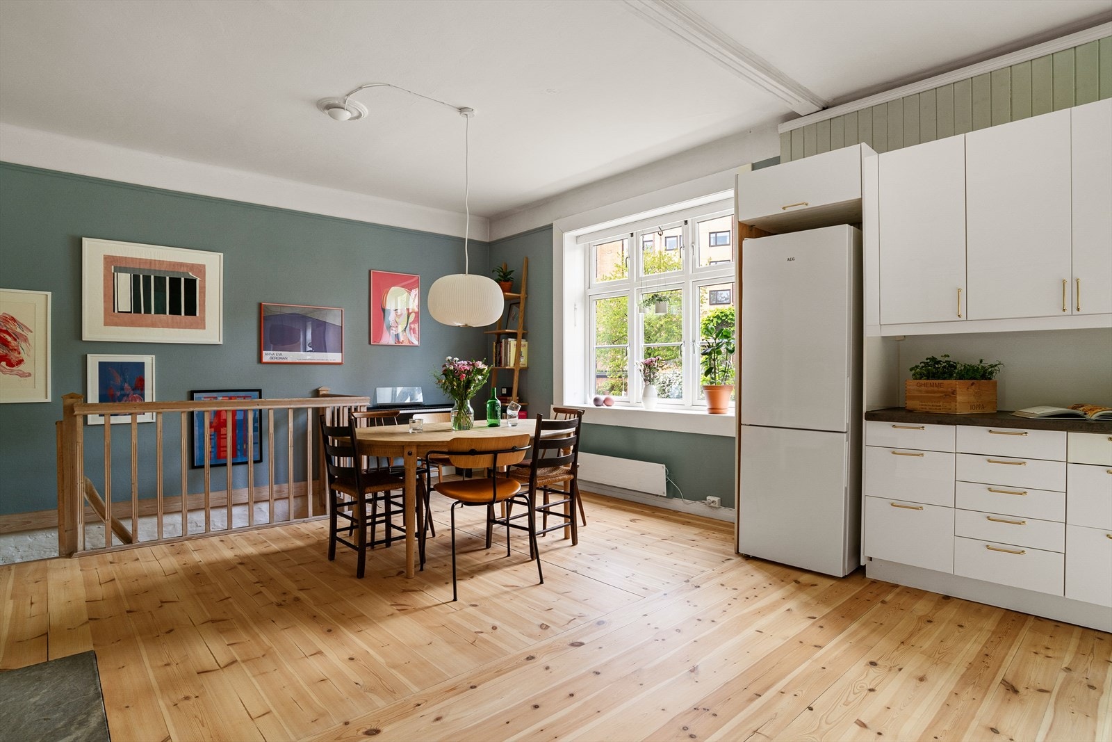 Videre inn fra gangen møter du dette herlige allrommet med god plass til romslig kjøkkeninnredning og spisebord. Galleribilde