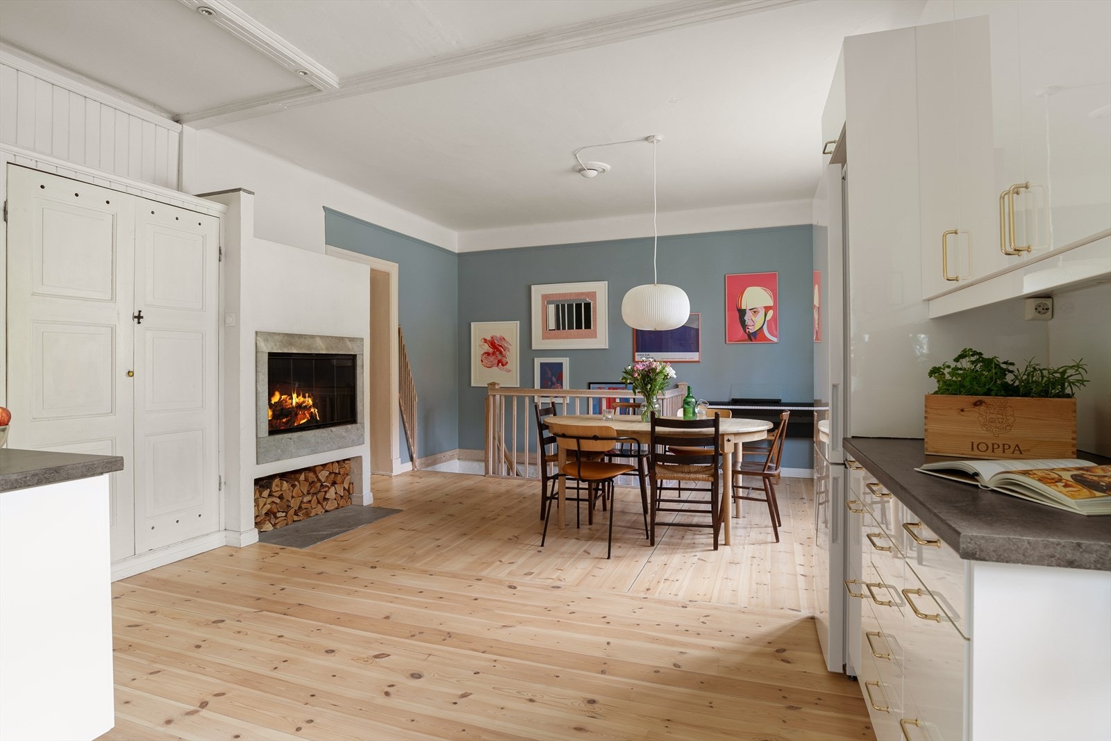 Ved tidligere oppussinger er det blant annet spart på opprinnelige vitrineskap (som du ser til venstre på bildet). Nydelig tregulv i leiligheten, som ble slipt og lakket i 2024. Galleribilde