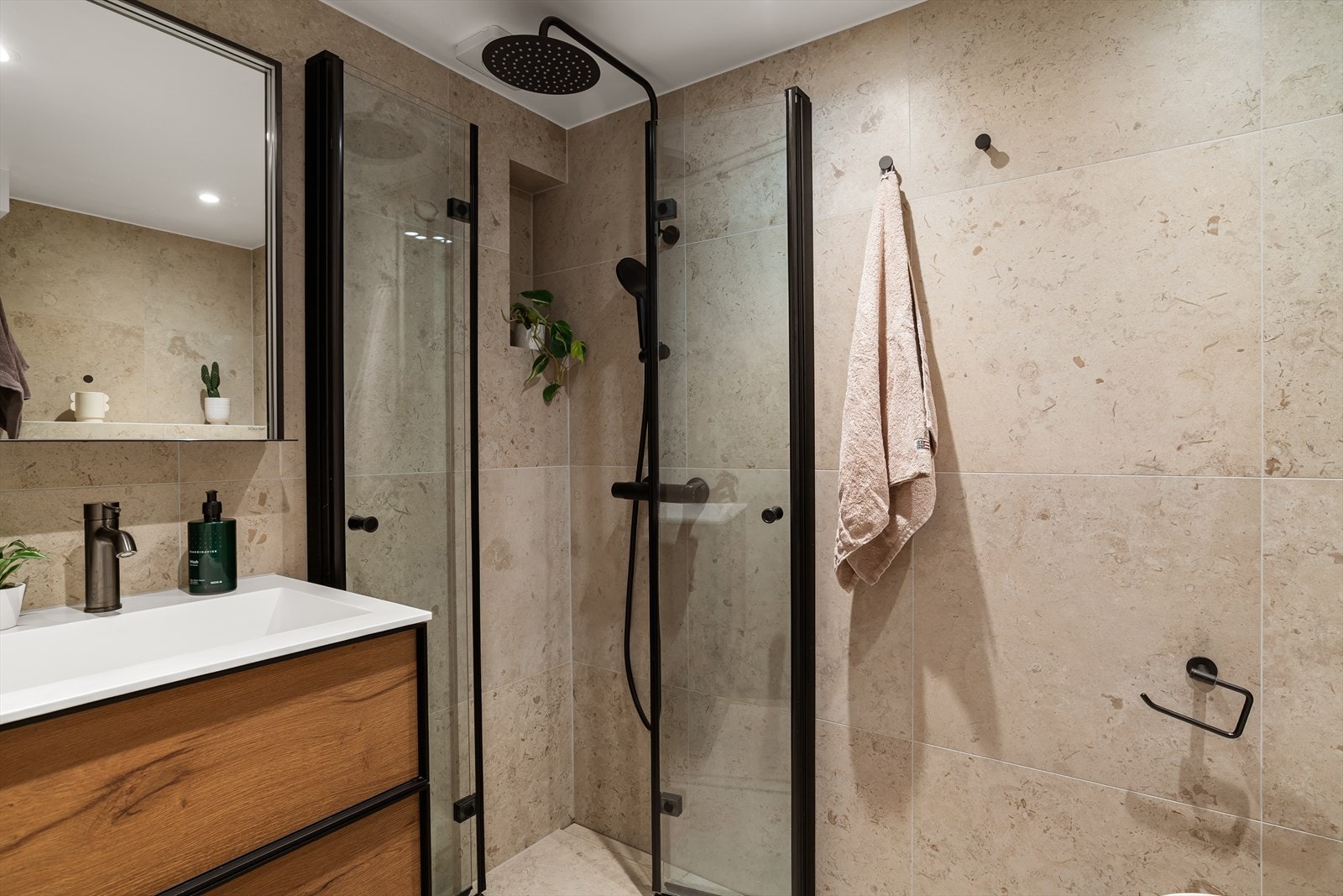 Dette badet ble pusset opp samtidig som badet i 1. etasje (2022) av Oslo Bad og Renovering AS. Galleribilde