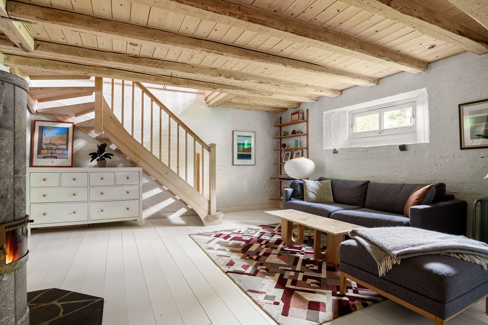 Trappen fører deg ned til underetasje med en nydelig kjellerstue med synlige takbjelker og varmekabler i alle gulv. Galleribilde