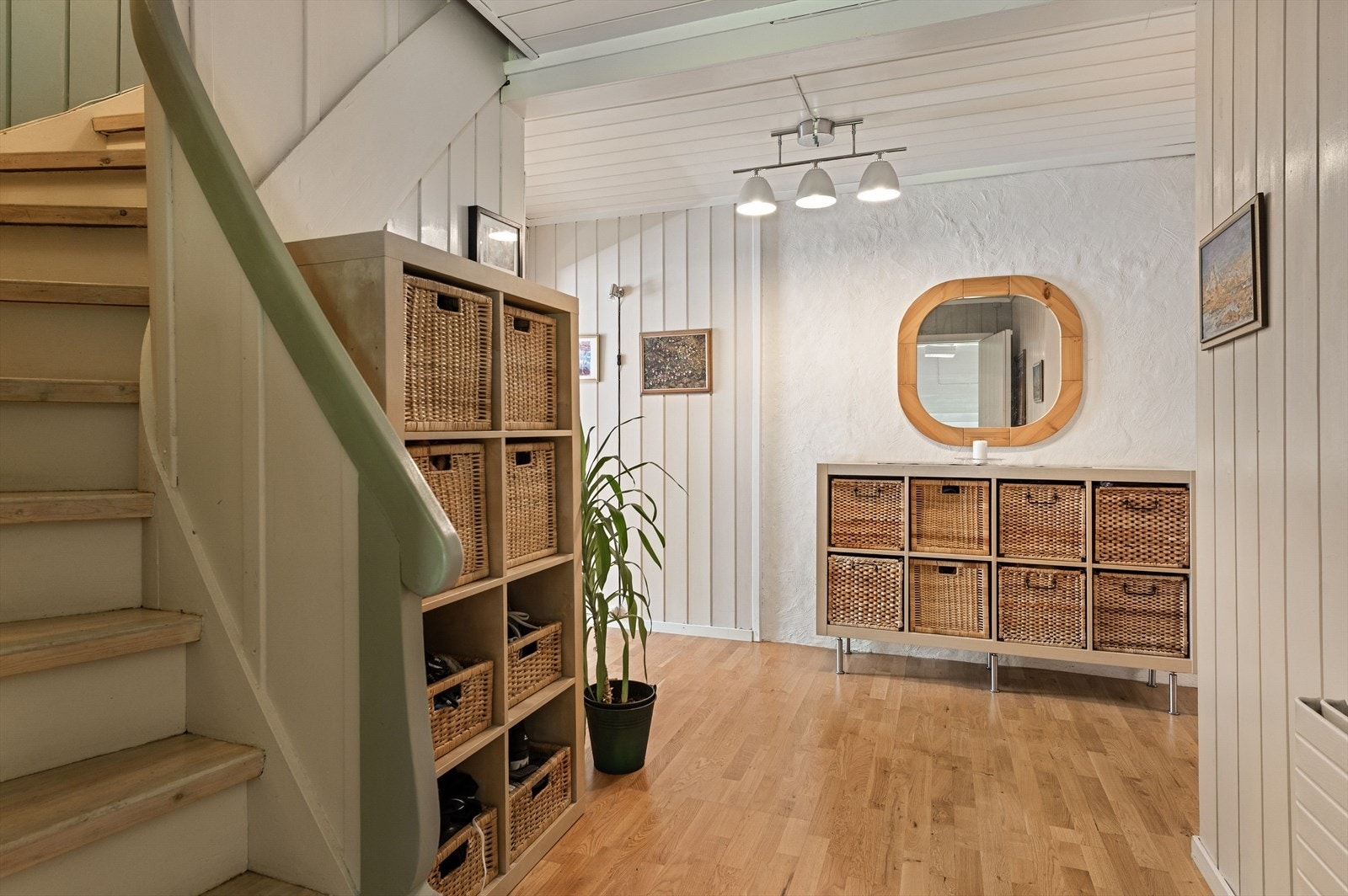 Romslig entré med god plass til å henge fra seg yttertøyet. Galleribilde