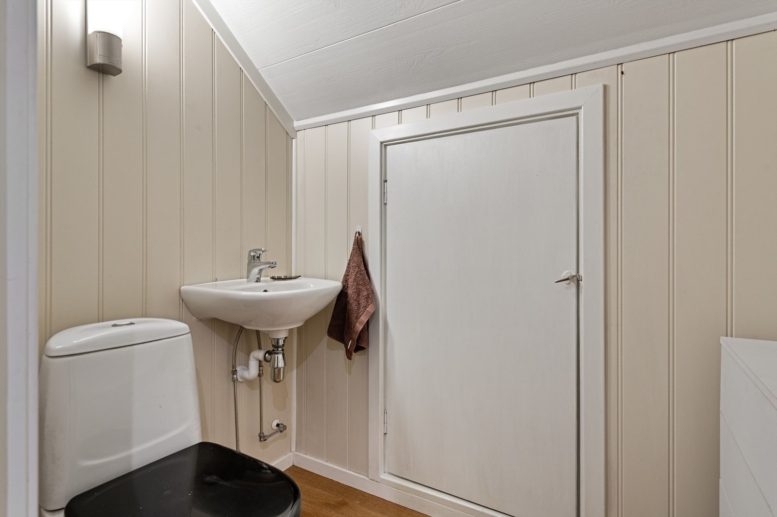 Separat toalettrom rett ved badet. Galleribilde