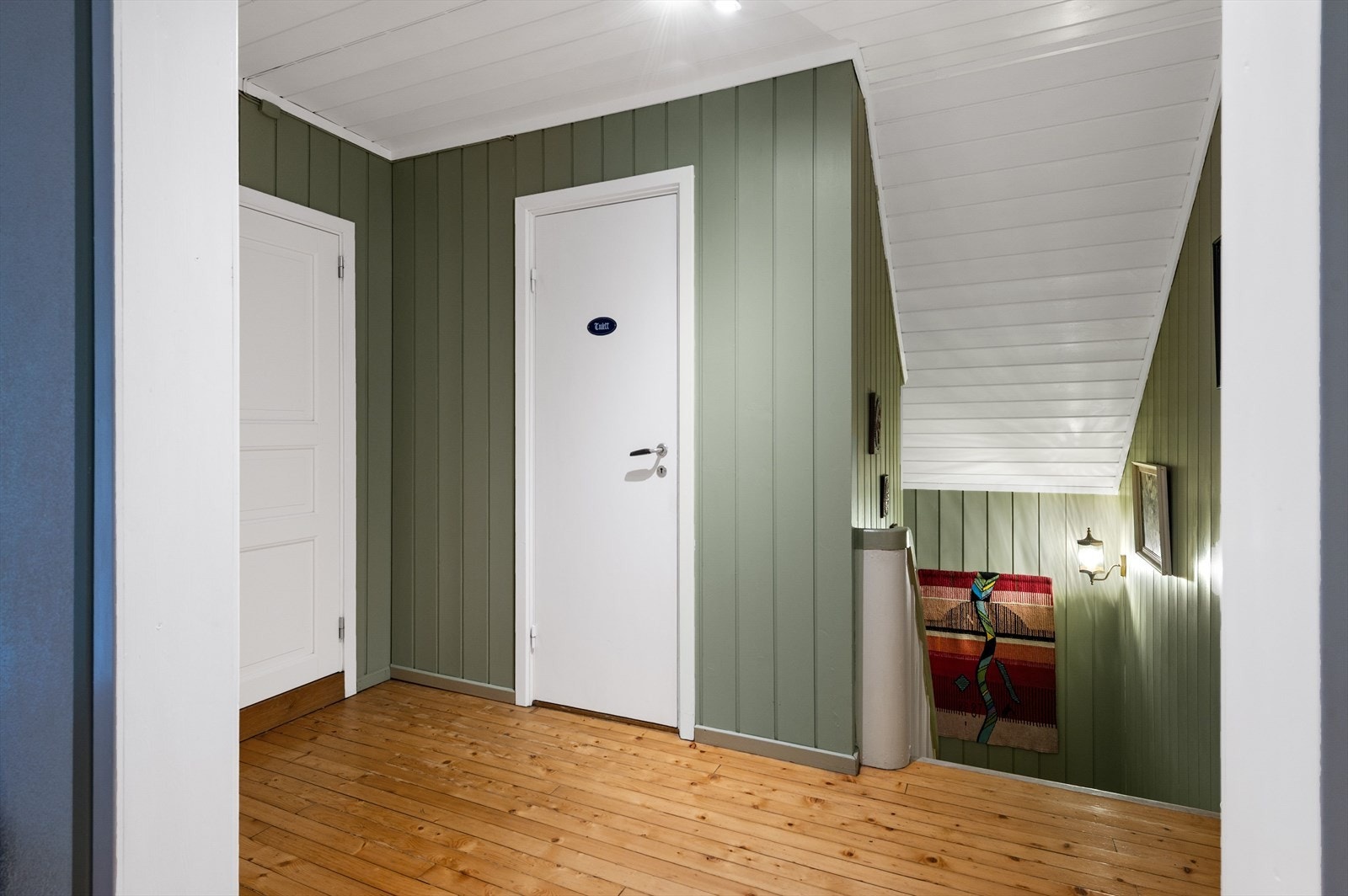 I boligens 2. etasje har du 3 soverom, loftstue, bad og toalettrom. Galleribilde