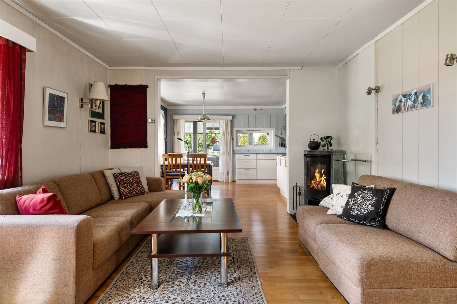Hoveddel består av 3 soverom, 2 bad, stue, kjøkken, loftstue og kjeller med vaskerom og boder. Galleribilde