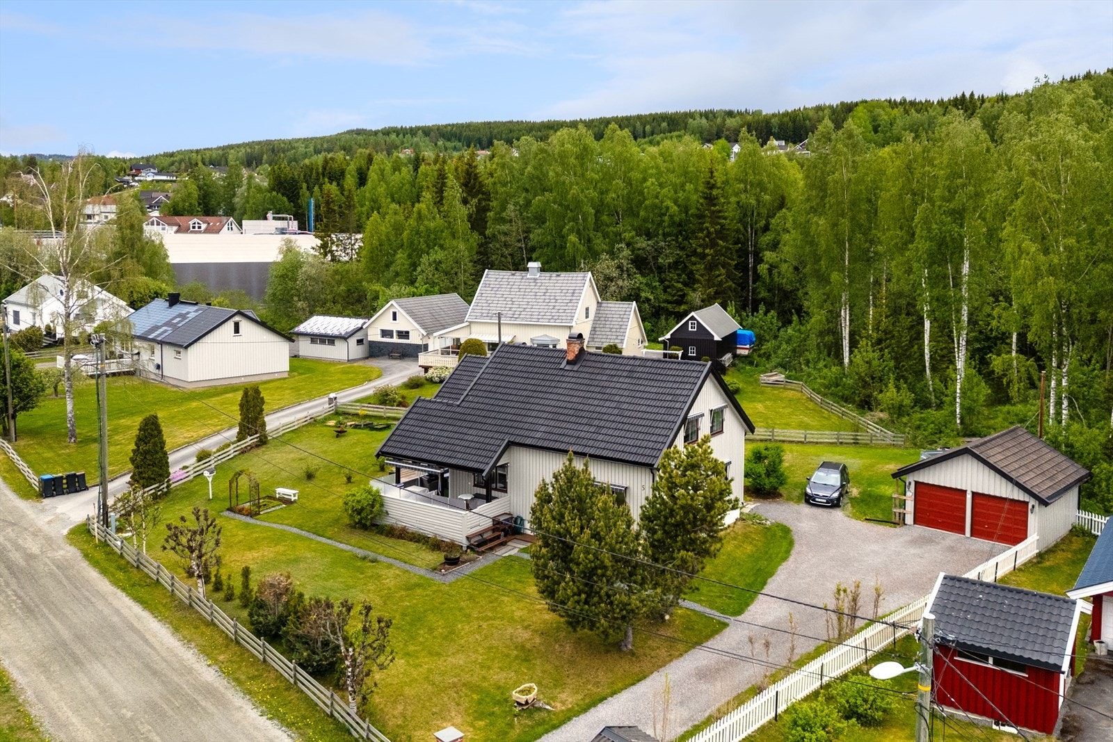 Fra eiendommen er det kort vei til dagligvarebutikker, småbutikker, frisør, bensinstasjon og øvrige servicetilbud. Galleribilde