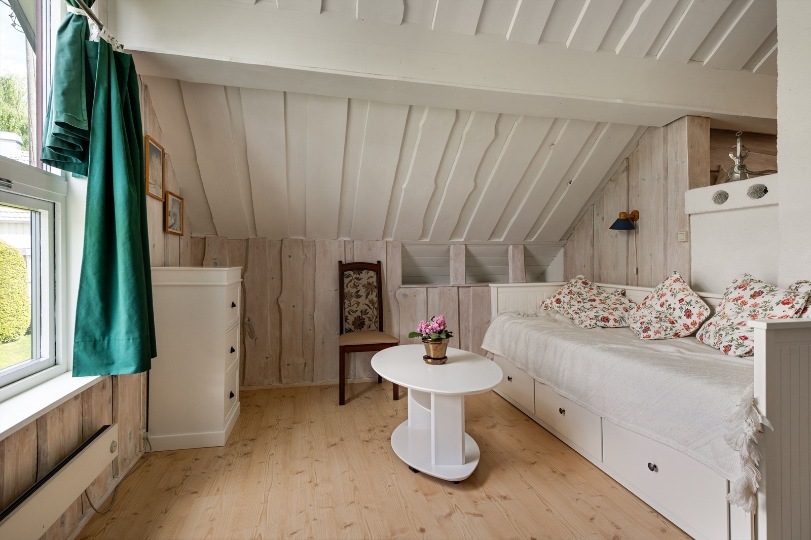 Loftsstue med gode møbleringsmuligheter Galleribilde