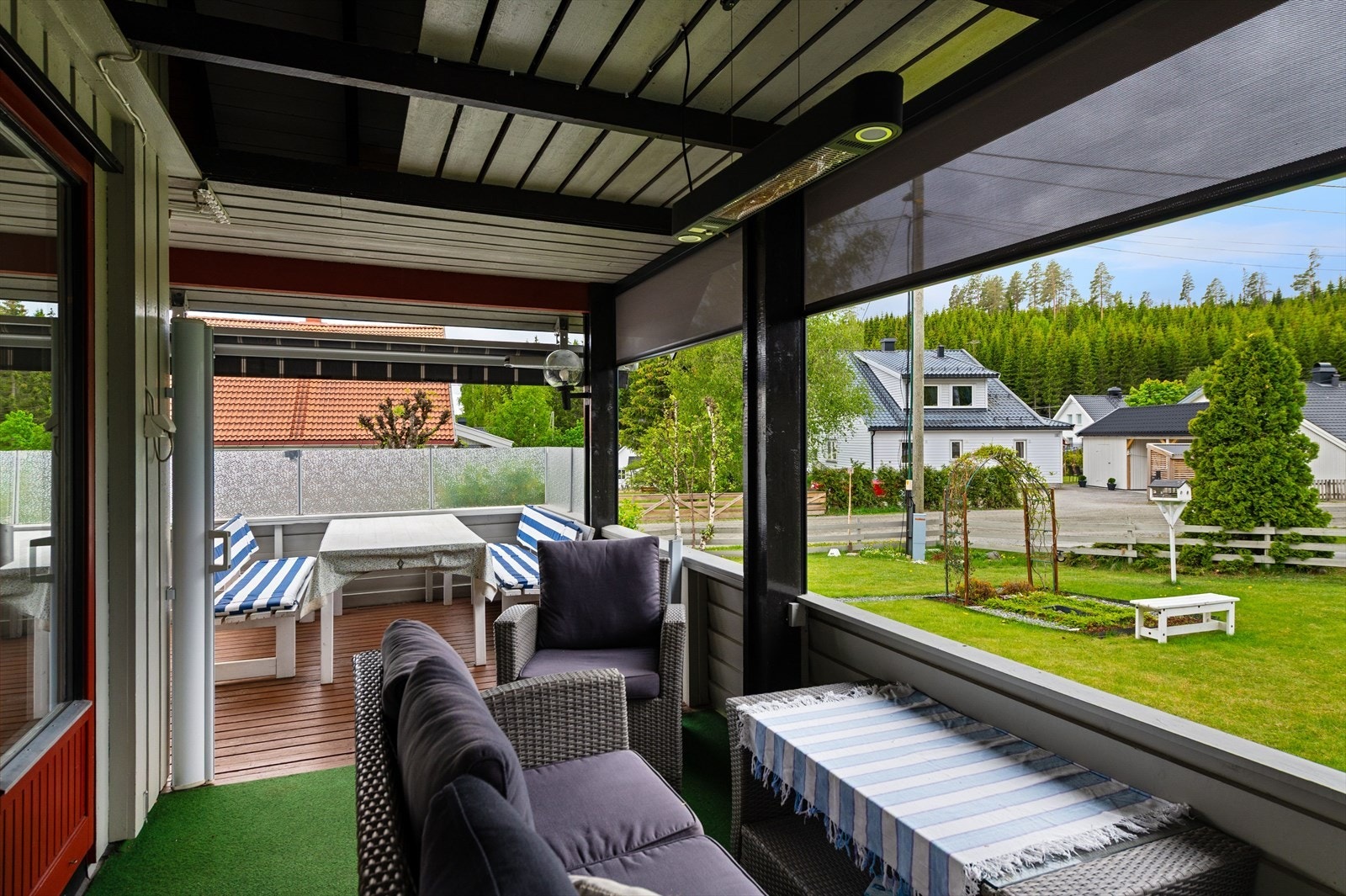 Fra stuen er det utgang til en hyggelig terrasse med retning mot sør/vest Gode solforhold. Galleribilde