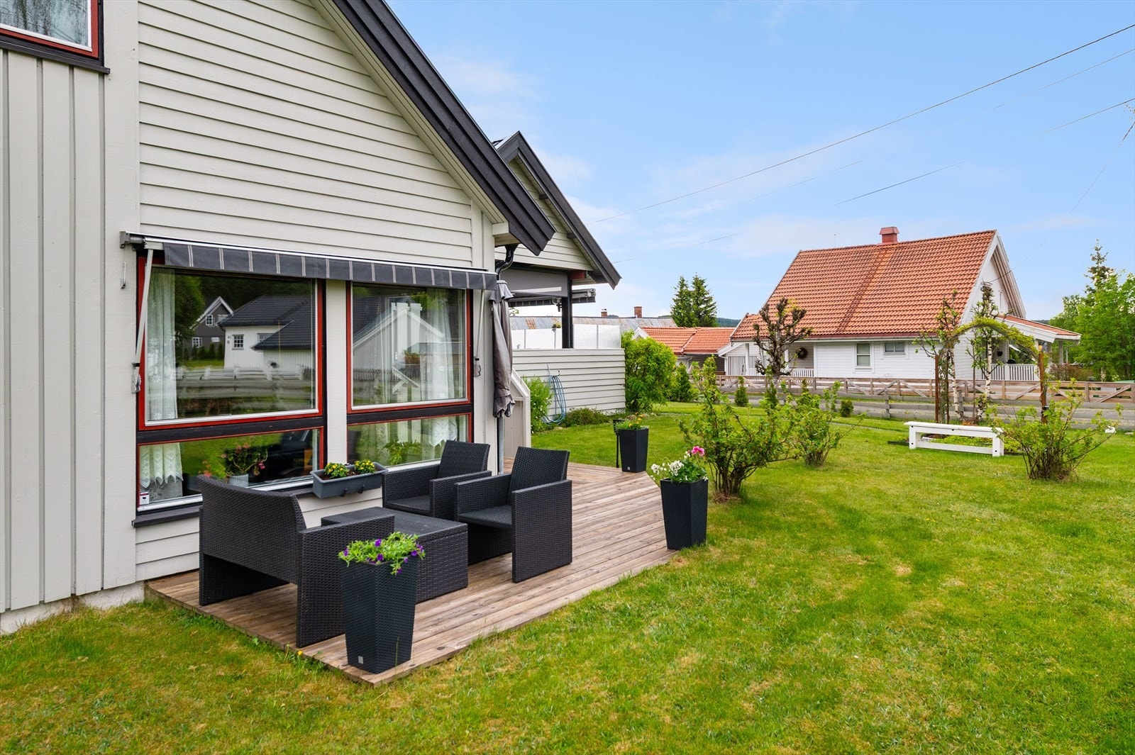 Terrasseplatting rett utenfor med fine sitteplasser Galleribilde
