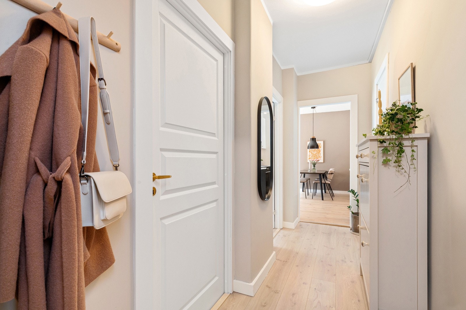 Lys og innbydende entré med god plass til yttertøy og sko. Galleribilde