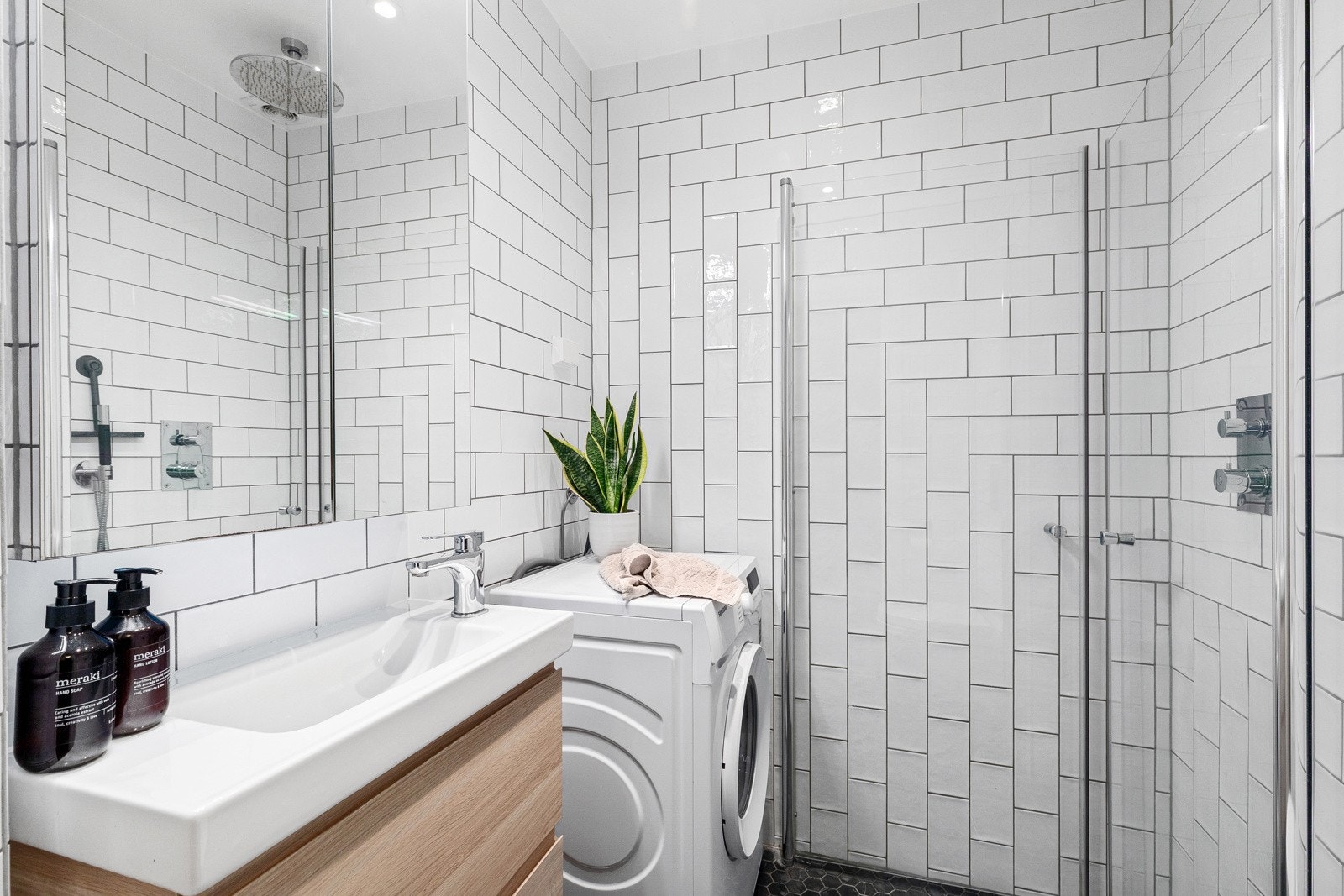 Pent baderom med lekre fliser på vegger og gulv. Galleribilde