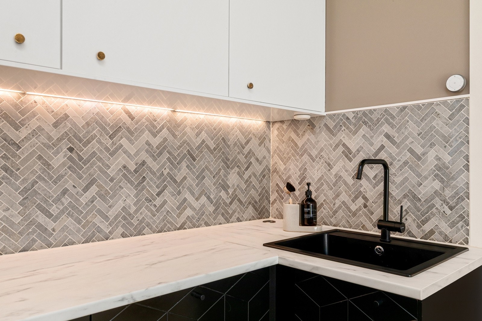 Pene fliser mellom benkeplate og overskap. Galleribilde