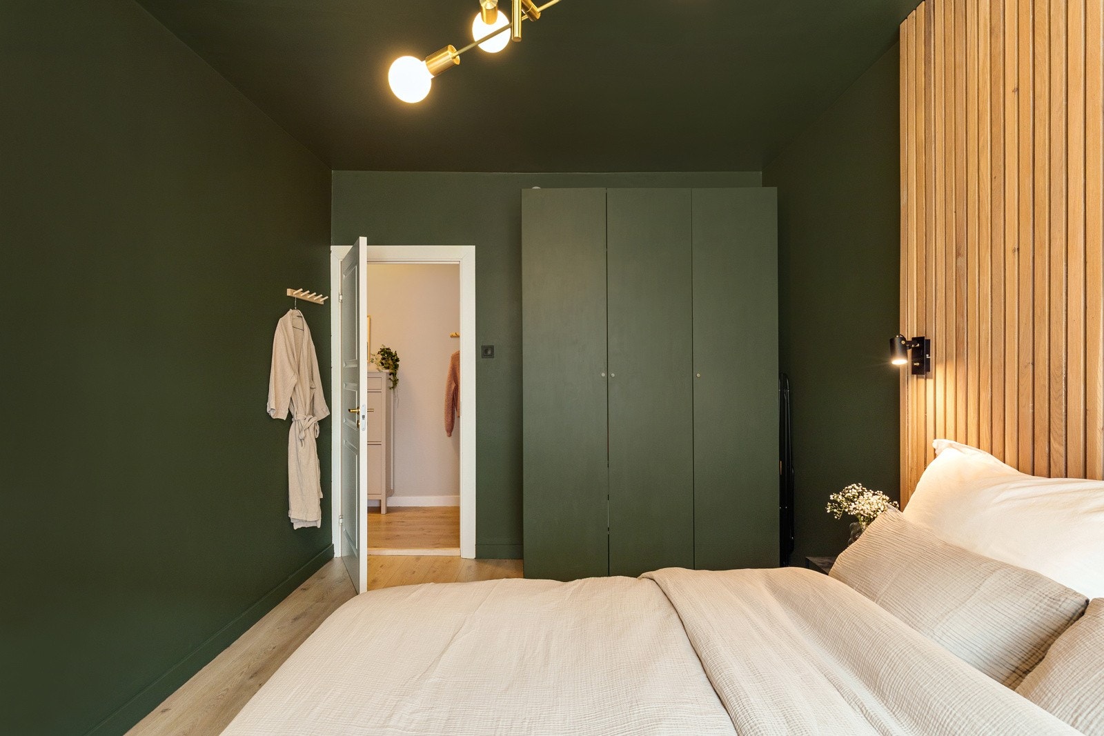 Praktisk garderobeløsning til oppbevaring medfølger salget. Galleribilde