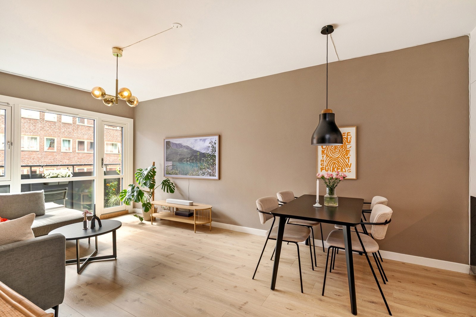 Stuen ligger i en åpen løsning med kjøkkenet som gjør stuen til en meget sosial og hyggelig sone. Galleribilde