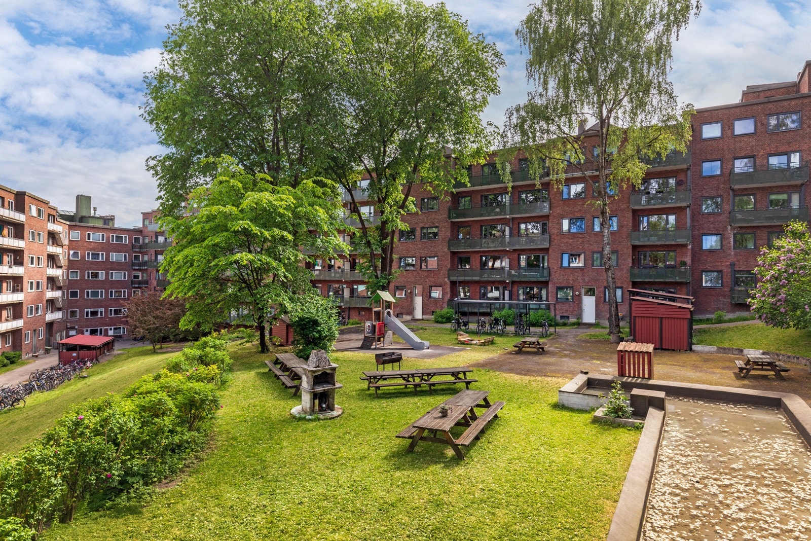 Felles bakgård med sittegrupper og sykkelstativ. Galleribilde