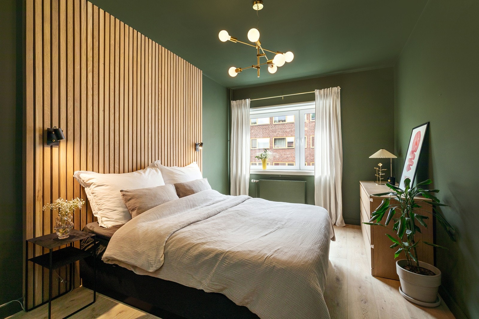 Romslig soverom med plass til dobbeltseng, nattbord og kommode. Galleribilde