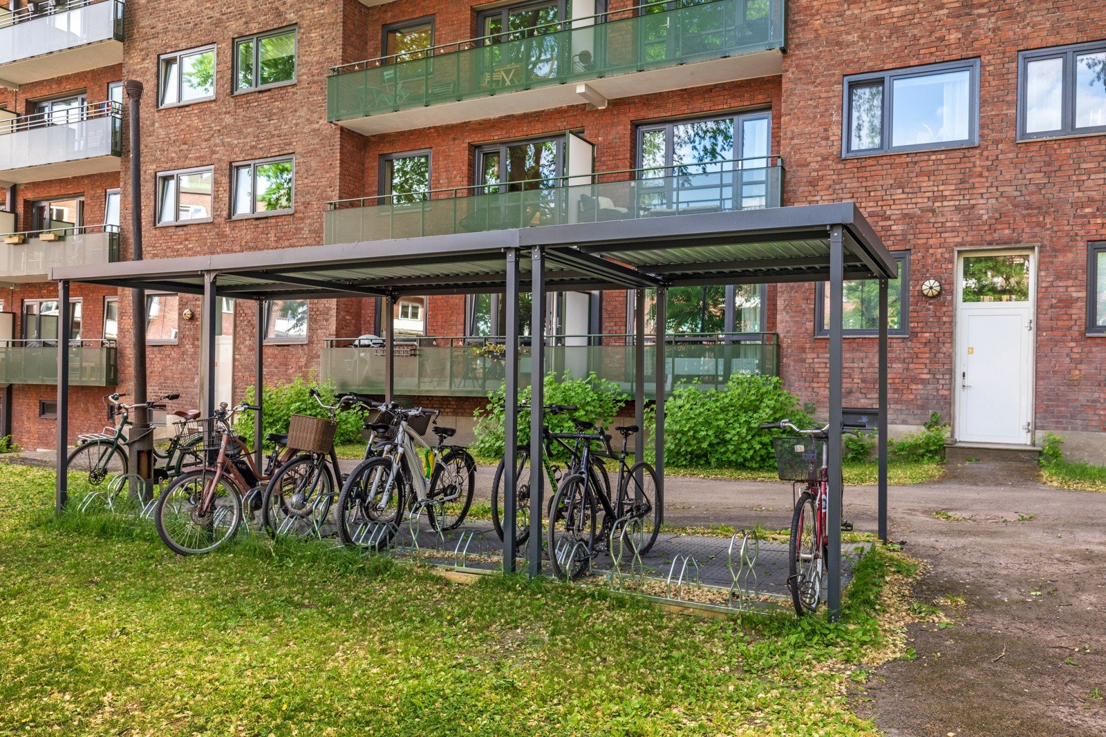 Leiligheten disponerer en bod i kjeller oppmålt til 6 kvm. Galleribilde