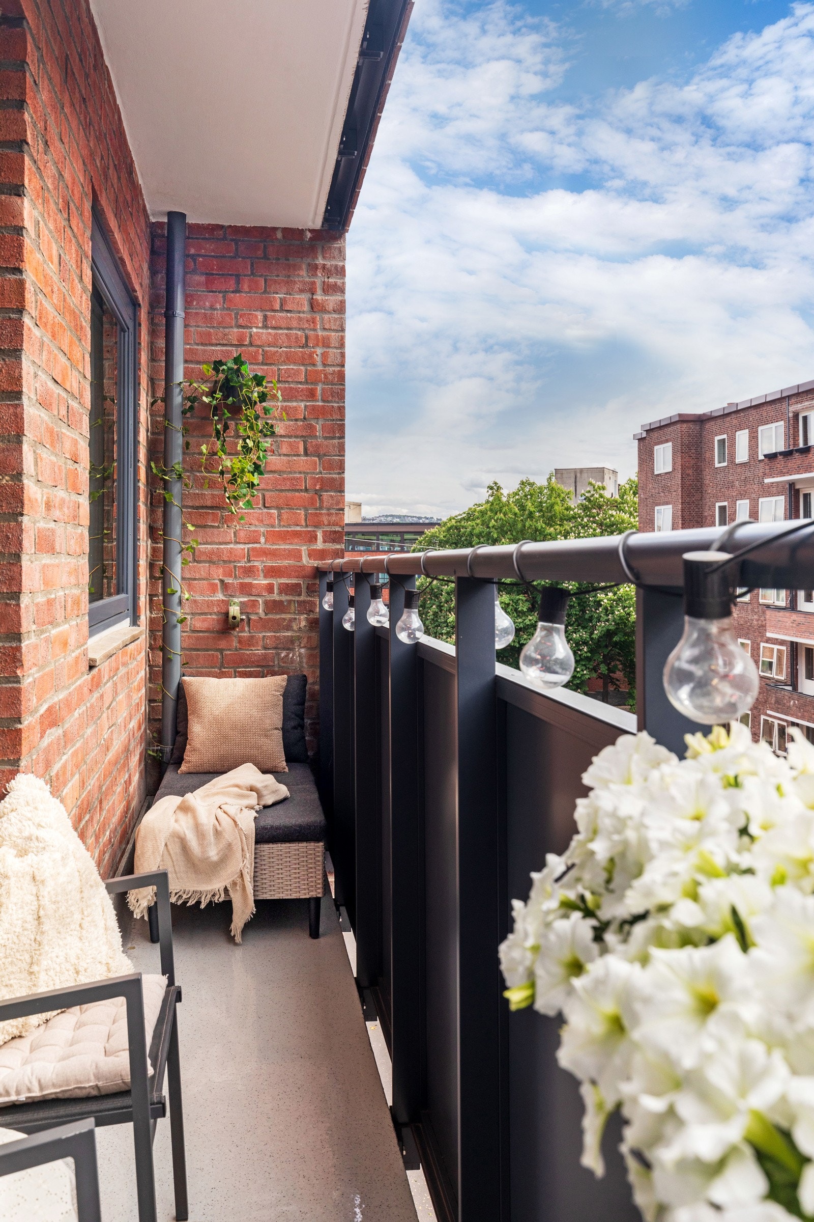 Sydvestvendt balkong på 5 kvm med gode solforhold. Galleribilde