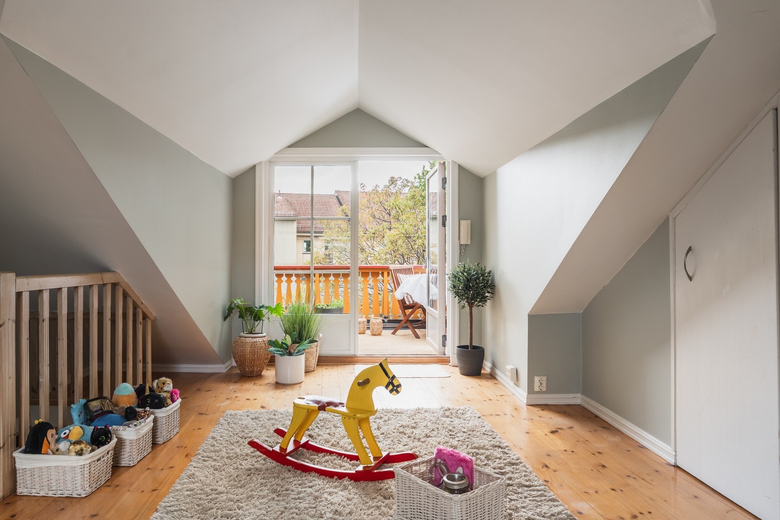 Tilbake i loftsstuen er det adkomst til en flott, solrik veranda på 14 kvm. Galleribilde