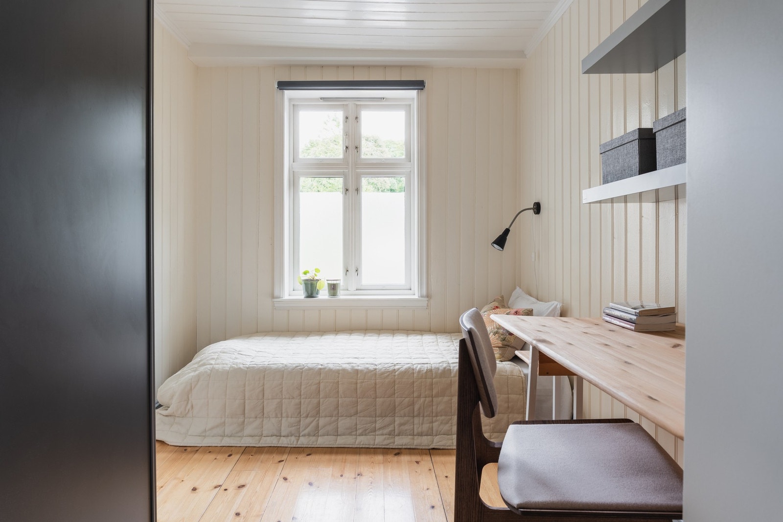 Soverom 2 i boligens 1. etasje. Begge soverommene vender mot stille og rolige Vålerenga park. Galleribilde