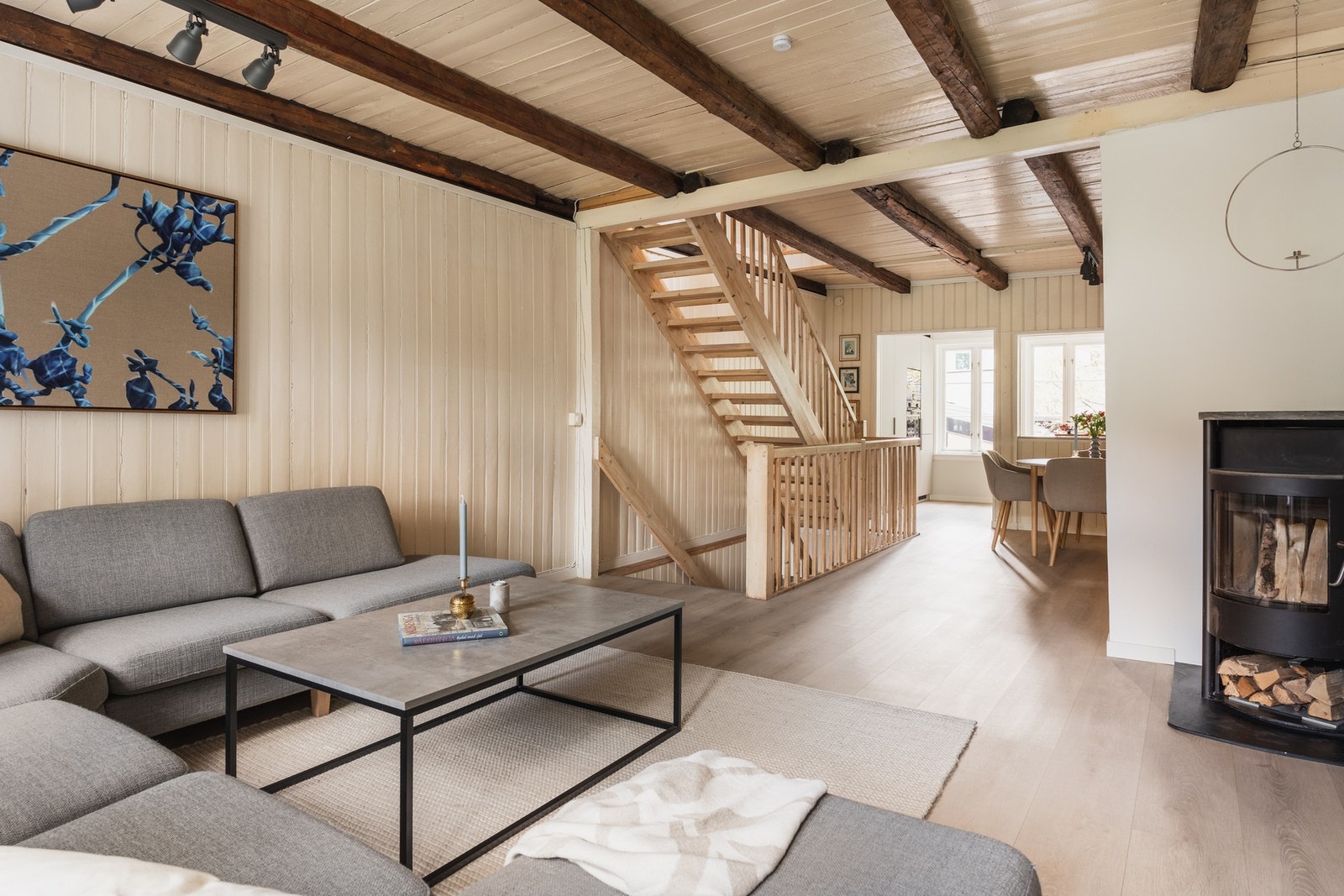 Bergvarmen og vedovnene sørger for god oppvarming og lave strømkostnader. Galleribilde