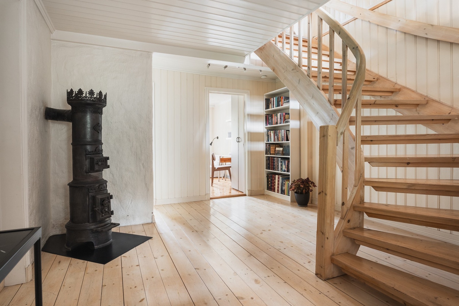 Videre kommer du inn i en stor hall, med antikk vedovn, godt vedlikeholdte tregulv og en bred, majestetisk trapp som leder til boligens 2. etasje. Galleribilde