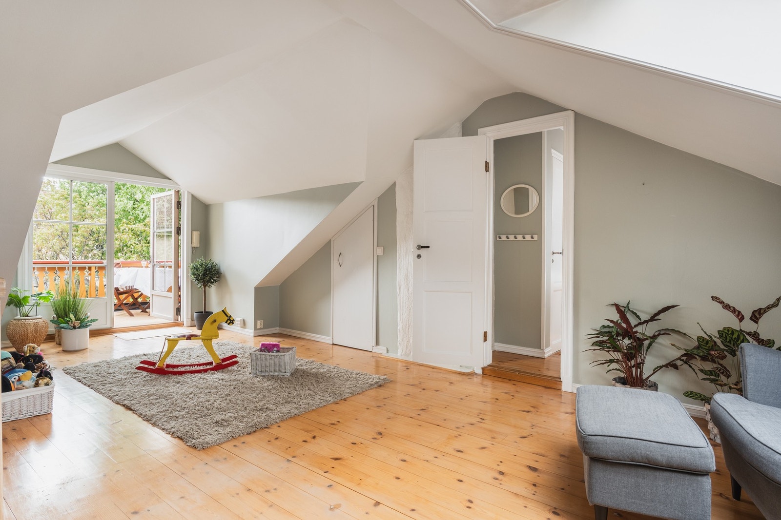 Her har du også ekstra oppbevaringsplass på kneloft samt adkomst til boligens 5. soverom. Galleribilde