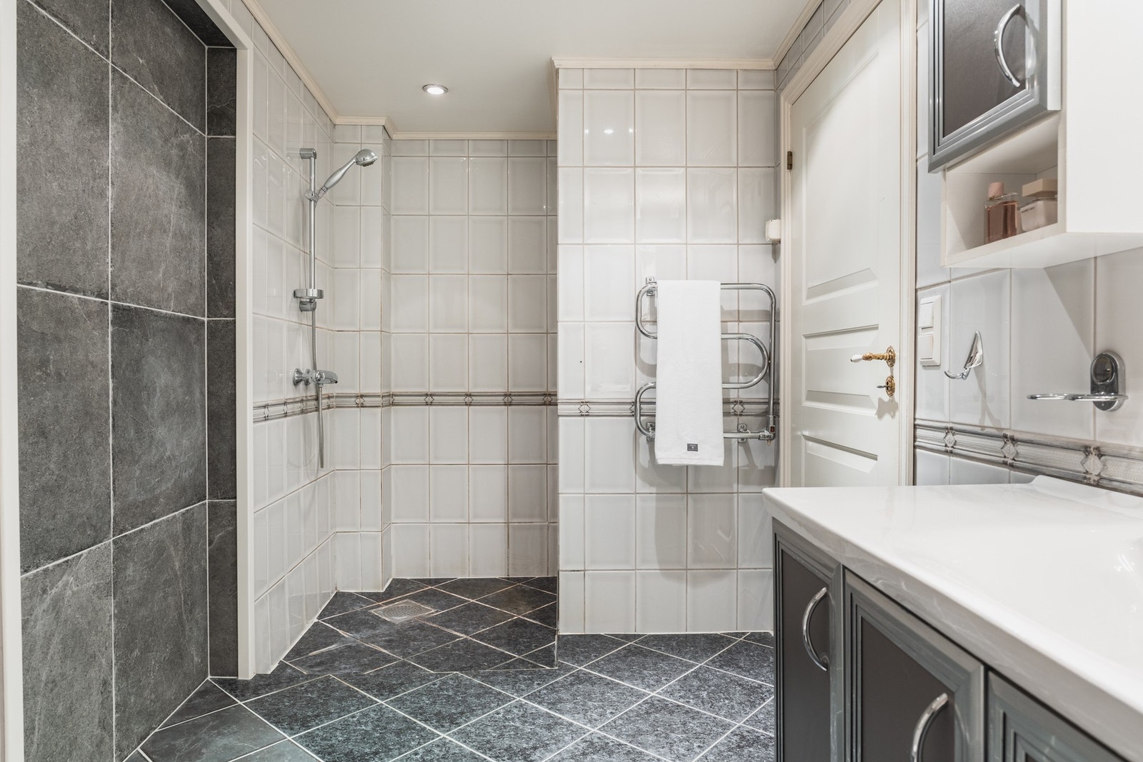 Badet er av god størrelse og har rikelig med plass til innredning. Galleribilde