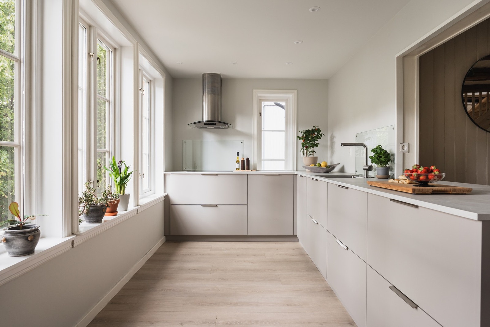 Boligen kan blant annet skimte med nytt kjøkken inkl. hvitevarer fra 2024, 5 soverom og en solrik veranda på 14 kvm. Galleribilde