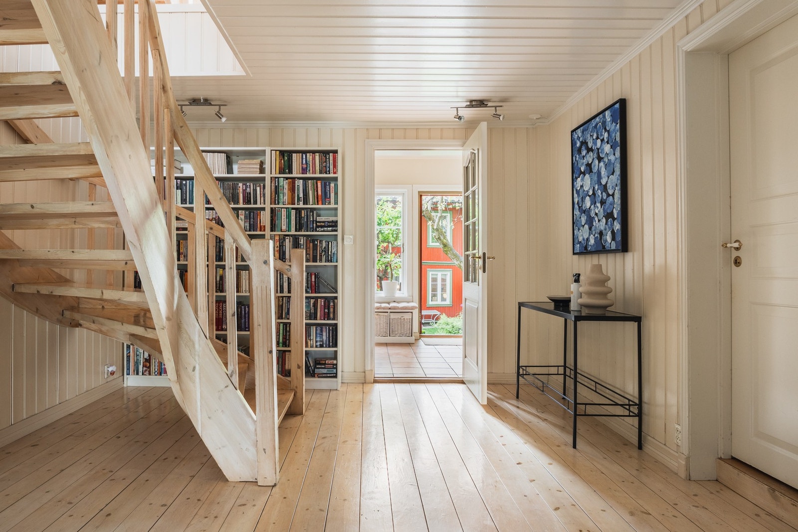 I hallen har du rikelig med areal for oppbevaringsplass og mulighet for å sette inn garderobeløsninger etter eget ønske. Galleribilde