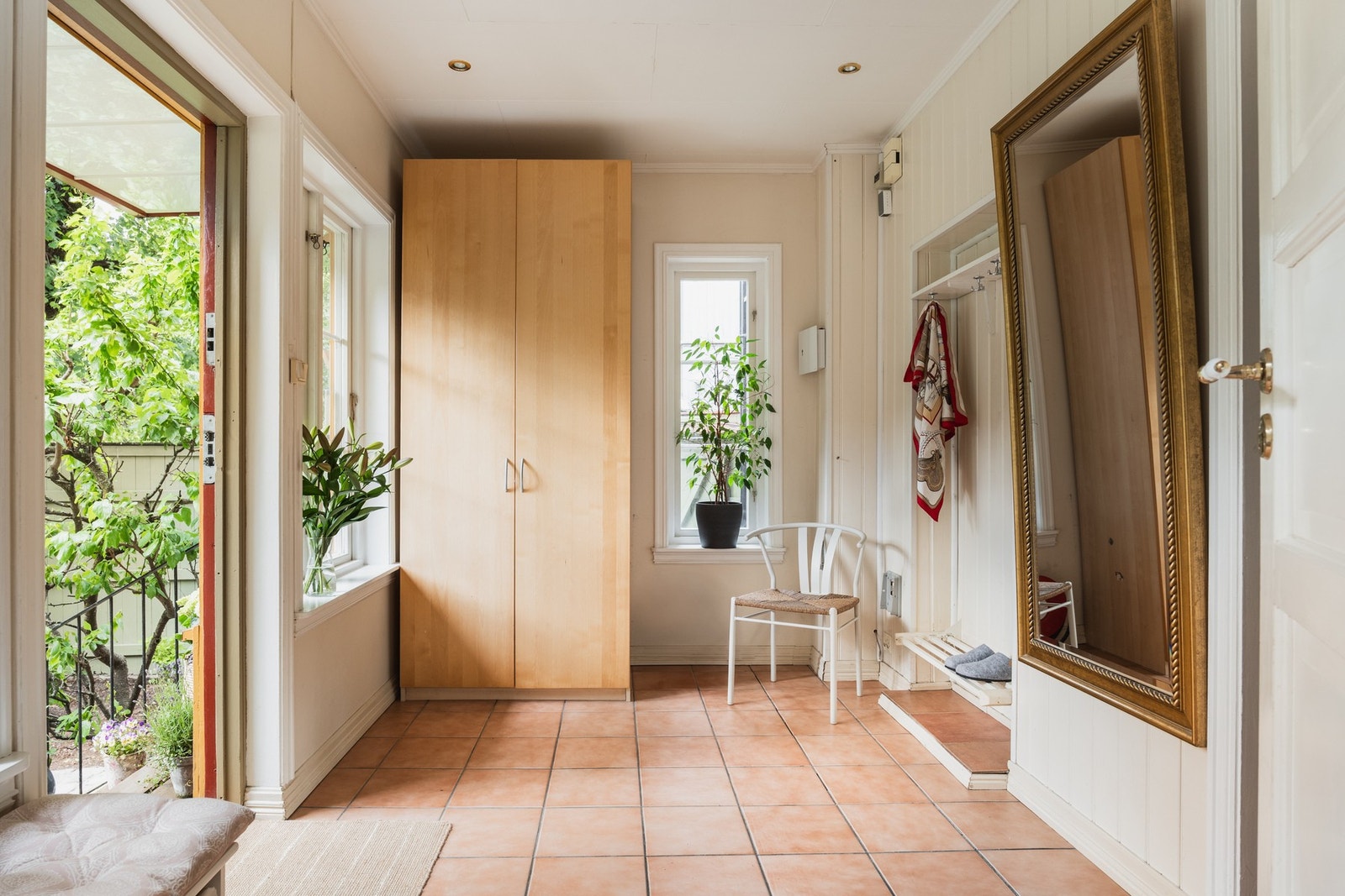 Fra hagen kommer du inn i en romslig entré, med flislagt gulv og rikelig med areal for oppbevaring. Galleribilde