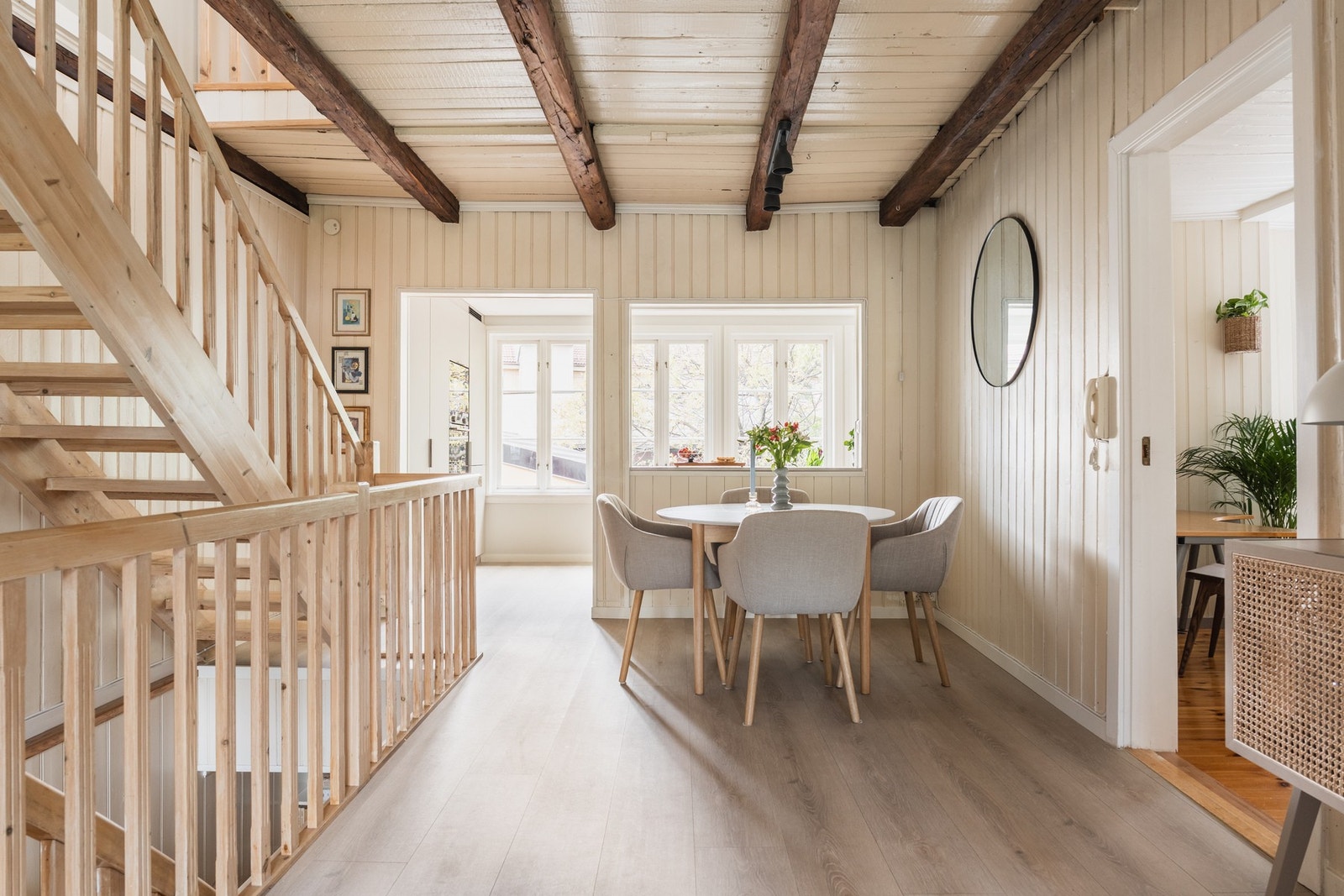 Det er god plass til spisestue i rommet, og fra kjøkkenet har du god oversikt over resten av familien eller gjestene i spisestuen. Galleribilde